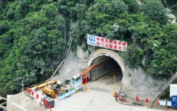 云南文山至蒙自铁路首座隧道贯通