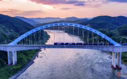 中老铁路”00后“火车司机假日运输忙